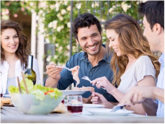 Como salir con tus amigos sin romper la dieta