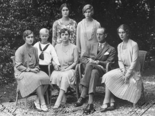El Duque de Edimburgo nació el 20 de junio de 1921 como Príncipe Felipe de Grecia y Dinamarca. En 1922, su familia fue desterrada de Grecia y huyeron a Francia. Cuando él tenía siete años, se mudaron a Inglaterra.