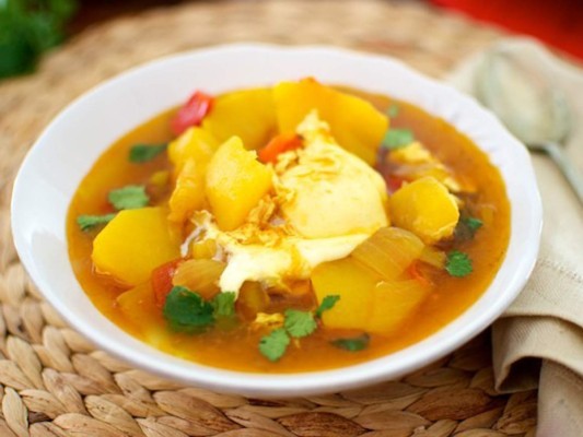 Si haces una sopa y te sale un poco salada, échale rodajas de papa y déjala hervir un poco porque la patata absorberá la sal.