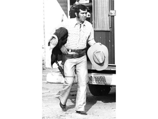 ¿Lo reconoces sin su icónico bigote? Aquí se encontraba rodando una película, por lo que tuvo que rasurarse su bigote en 1975.