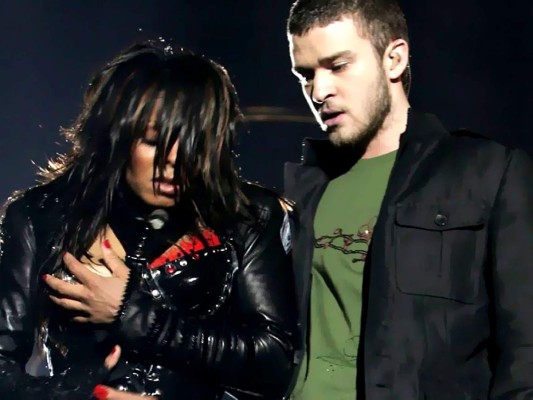 6- el momento que provoco que el Superbowl ya no sea completamente en vivo, el hecho fue protagonizado por Janet Jackson, P. Diddy, Nelly, Kid Rock y Justin Timberlake, momento que causó gran polémica al ser visto por millones de personas alrededor del mundo, Durante el Super Bowl 38, Janet se encontraba cantando 'Rock your body' cuando a Justin Timberlake se le ocurrió arrancarle parte del escote de la cantante dejando ver su pezón, inmediatamente las luces del estadio se apagaron, pero la imagen quedó fotografiada para medios de todas partes del mundo