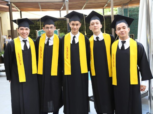 Firma de acta de Lincoln School generación 2017