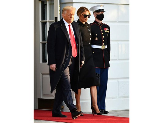 'Hemos logrado mucho juntos', dijo Trump antes de partir. 'Siempre lucharé por ustedes. Es mi mayor honor y privilegio haber sido su presidente. Volveremos de alguna forma', aseguró.