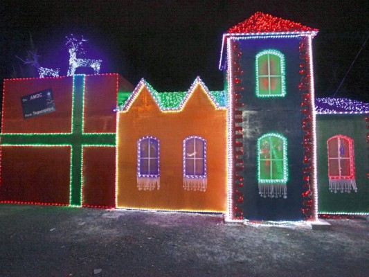 Fachadas de casas de vibrantes colores transportan a una alegre villa de Navidad en el bulevar Juan Pablo II<br/>