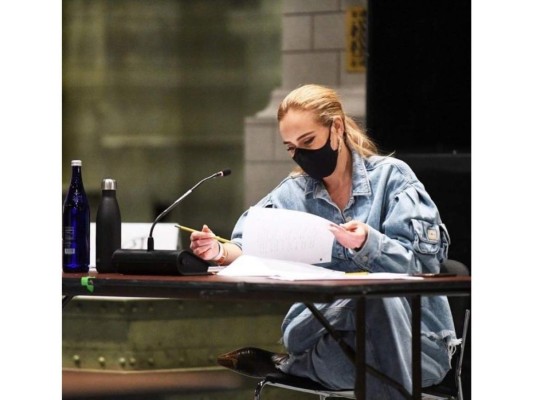 'Adele me envía mensajes de texto todo el tiempo y me mantiene informado', dijo Skepta, en una entrevista de 2016 con el Evening Standard. Además agregó: 'Me habla de cómo van las cosas'.