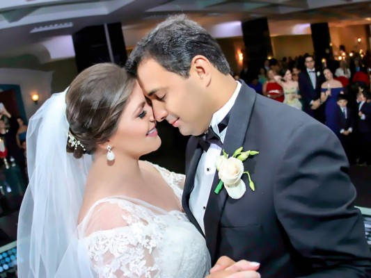 Los ahora esposos Mónica Facussé y Yassir Nieto (fotografías: Pako Castillo)
