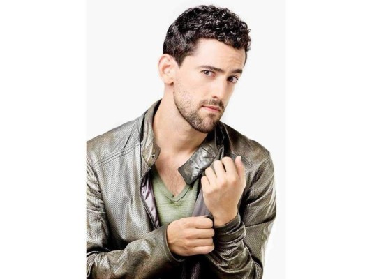 Luis Gerardo Méndez. A sus 43 años el actor mexicano, famoso por su participación en la película Nosotros Los Nobles, “salió del closet” y se declaró abiertamente homosexual. 'Si el acuerdo es que puedes acostarte con quien quieras, no hay problemas, pero si no, no está padre. A muchos les fui infiel, me costaba mucho trabajo. Pero me reivindiqué”. Uno de sus trabajos más recordados es su papel de 'Javi Noble' en la exitosa cinta 'Nosotros los nobles'.