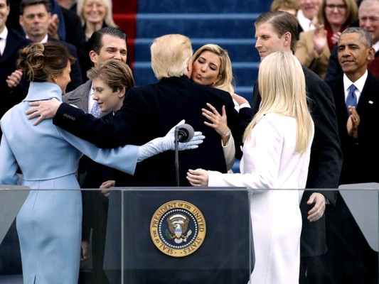 Los Trump rodean a su padre después de la juramentación
