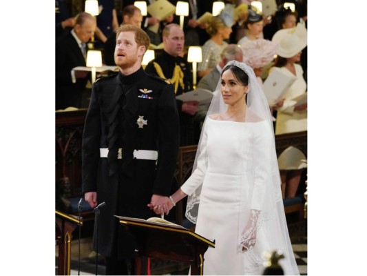 Meghan Markle y el Príncipe Harry en el altar de la en la capilla de San Jorge del castillo de Windsor.
