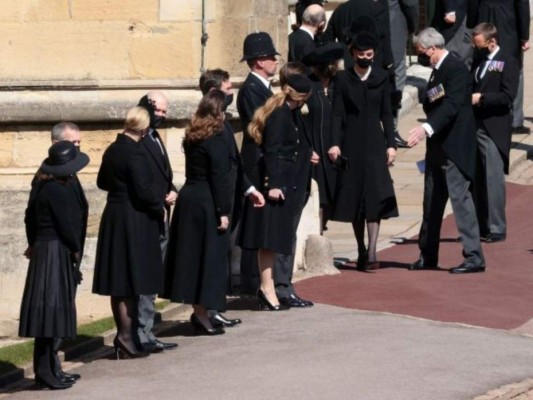 Algunos de los miembros asistentes a la ceremonia fueron Zara Tindall y su esposo, la princesa Eugenia y su esposo, la princesa Beatiz y demás.