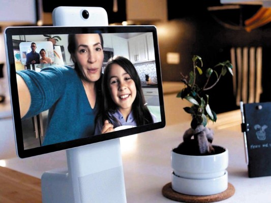 4. MANTENTE CONECTADO. El confinamiento no debe impedir que nos relacionemos con familia, amigos o compañeros. Procura dedicar algunos minutos del día a escribirles, hablarles por teléfono o hacer video llamadas. Aprovecha las herramientas tecnológicas para socializar virtualmente con los que quieres, especialmente con los adultos mayores, los que viven fuera del país o se encuentran solos en sus casas.