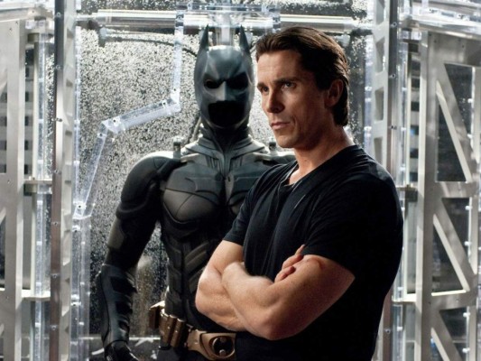 Christian Bale (2005, Batman Begins ) (2008, The Dark Knight) (2012, The Dark Knight Rises)<br/>Estas tres cintas fueron dirigidas por Christopher Nolan. En ellas Bale le dio seguimiento a la vida de Bruce Wayne, el gran caballero de la noche, para muchos en la historia esta es la mejor trilogía de saga. Este Batman logró posicionarse entre un millonario y un superhéroe en la historia dándole un peso exitoso a la trama.