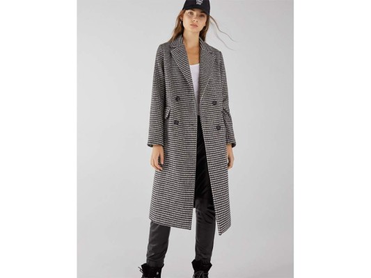 Un abrigo largo nunca pasara de moda, además de brindarte mucha comodidad ya que cubrirá tu cuerpo casi por completo, lo puedes usar con un estampado como es el 'pata de gallo', cualquier tipo de ropa combinara bien con este look.