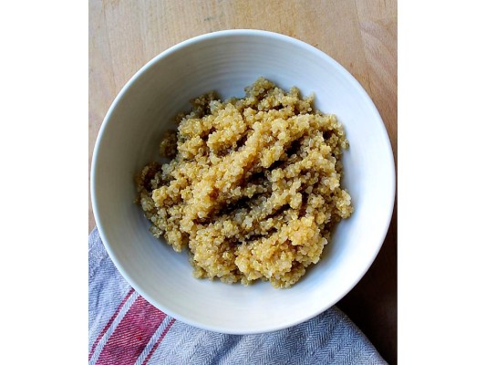 Grano entero. La quínoa es el grano entero rico en proteínas que combate al hambre. con menos calorías estarás mas satisfechos. muy parecido a los cereales por su forma de comerlo, es rico en proteínas, hierro y magnesio.