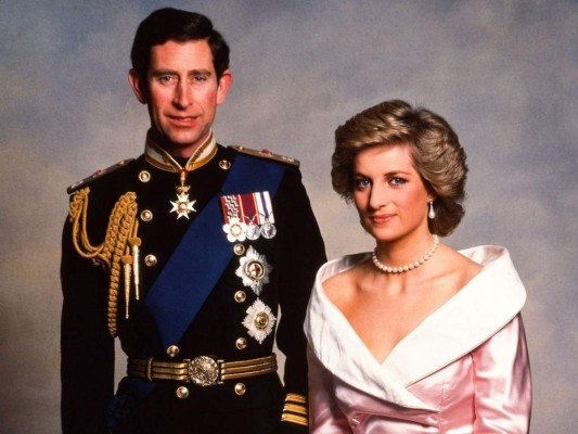 Príncipe Charles tacha a Diana de superficial por su gusto por la moda