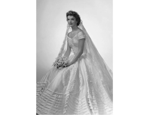 Jacqueline Kennedy llevó un diseño de Ann Lowe en su boda con John F. Kennedy en Rhode Island, en septiembre de 1953. Su creadora tardó más de dos meses en confeccionarlo y fueron necesarios 50 kilos de seda de marfil.