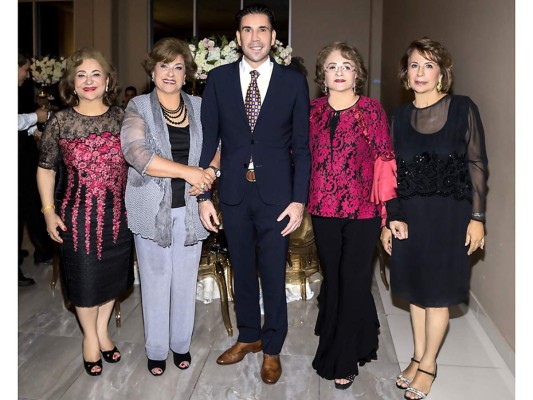Joaquín Echeverrí y Adriana Hawit se casan por lo civil  