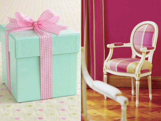 Quien reciba este regalo no le importara el contenido solo la caja y el lazo. Asimismo, una silla con acentos en verde y rosa iluminará cualquier sala