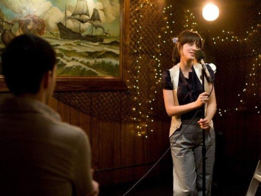 Noche de karaoke<br/>Puedes crear una noche de clásicos y descubrir qué tipo de canciones le gusta cantar a tu pareja en la ducha o cuando era más joven. Puede ser una noche muy divertida, y una buena opción para pasar la noche riendo y cantando a todo dar.