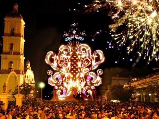 Cuba<br/>En Cuba la Navidad se celebra de una manera muy diferente, pues en este país la Navidad coincide con dos festividades locales: la charangas de Bejucal y las parrandas por lo que se centran más en la celebración de estas.<br/>