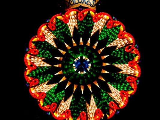 Filipinas<br/>En Filipinas la Navidad comienza desde septiembre por lo que esta festividad dura 3 meses. Una de sus particularidades para la decoración es realizar una antorcha que se inspira en la estrella que guió a los reyes magos, los filipinos las colocan en las ventanas de sus casas.<br/>
