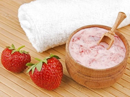 4. Mascarilla para exfoliar el cabello<br/>No solo el rostro y el cuerpo necesitan de una exfoliación al contrario el cabello es fundamental por lo menos una vez a la semana. Y las fresas tienen ese poder de ayudar a engordar el cabello fino, hidratar las puntas y aportar a la melena una energía extra para que se vea mucho más fuerte. Solo necesitas de doce fresas y mezclarlas con una cucharada de mayonesa hasta conseguir una pasta uniforme. Aplícala sobre tu cabello extendiéndola desde la raíz hasta las puntas y masajea el pelo como si fuera un champú. Déjala actuar durante 20 minutos y aclárala con agua tibia.<br/>