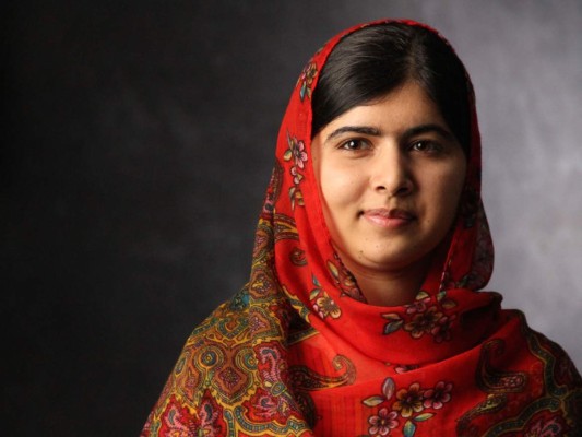 9. Malala Yousafzai es una activista y bloguera pakistaní que con tan solo 17 años ganó el Premio Nobel de la Paz en 2014, cabe destacar que es la persona más joven en obtener un Nobel en toda la historia. Su trabajo a favor de los derechos civiles especialmente de las mujeres la ha hecho conocida por su activismo a favor de los derechos civiles, especialmente de los derechos de las mujeres.