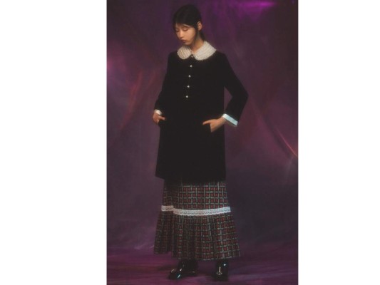 Se puede observar una inspiración de los años 60-70 con los vestidos maxi, collares peter pan, y zapatos con evilla y tacon bajo.