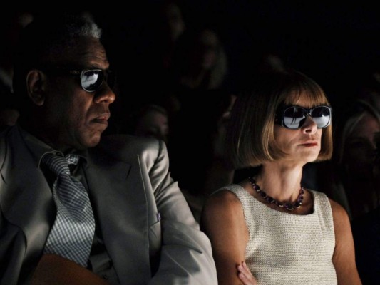 Fue la mano derecha de Anna Wintour en la revista Vogue, donde trabajó más de 30 años. Hay quienes dicen que el periodista inspiró el personaje de Nigel en El diablo viste a la moda.