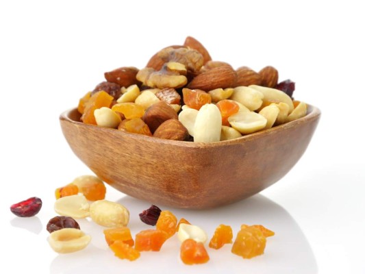 Frutos secos. Las nueces y, en general, los frutos secos, son ricos en magnesio, zinc, potasio, selenio y cobre, y funcionan como un hidratante facial natural contra las arrugas.