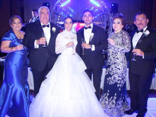 Los novios Daniela y Willy con sus padres Elida y David Dieck con Maribel y Jorge Alvarenga. Foto: Alex Muñoz.