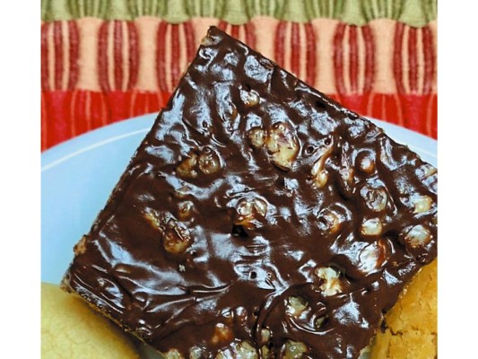DOS CHOCOLATES TREATS. Una ver-dadera amante del chocolate se ha dedi-cado a endulzarnos la vida con home made toffee, coffee toffee crunch, toffee choco chips cookies, salted caramel y walnut brownies, entre otros. @doschocolates.hn