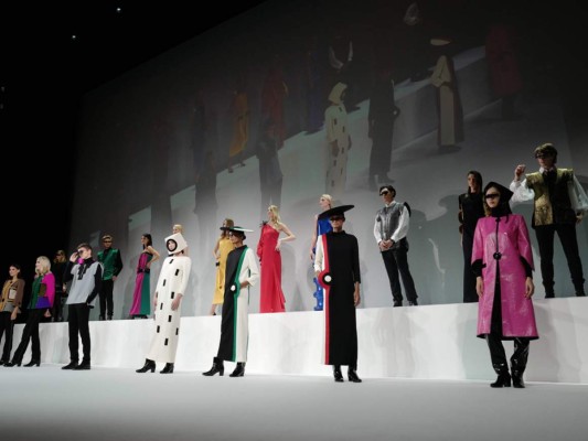 Modelos posan con prendas que recorren la exitosa carrera de Pierre Cardin en un desfile conmemorativo en el teatro du Chatelet en Paris