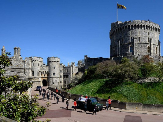 El féretro del duque fue llevado a la capilla desde el Castillo de Windsor en una procesión encabezada por la Banda de los Granaderos de la Guardia y seguida a pie por su hijos y nietos. (Photo by LEON NEAL / POOL / AFP)