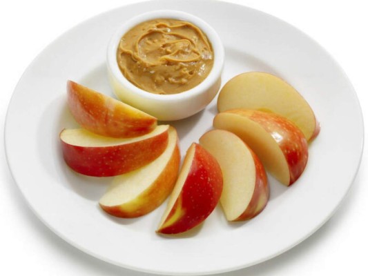 Fruta y crema de cacahuate. Disfruta de comerte una fruta entera como manzana, banano, pera, entre otras. También puedes partirlas en trozos y agregarle un poco de crema de cacahuate y acompañarlo con té verde.