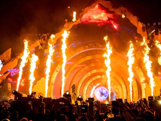Astroworld<br/>Travis Scott realizó su concierto Astroworld en Houston, donde presentó sus canciones más exitosas con otros artistas invitados, pero en medio del show pasó lo inimaginable. Miles de personas empezaron a empujarse queriendo rebasar las filas para estar cerca del escenario, lo que causaría lesiones por la acumulación desenfrenada de personas, incluso hasta hubieron muertos. Cactus Jack tuvo que cancelar todo el festival. Hay videos y testimonios que aseguran que el rapero se daba cuenta de lo que pasaba y no hacía nada, lo que le trajo muchos problemas y multas, también cancelación de contratos con Nike y Dior.<br/>