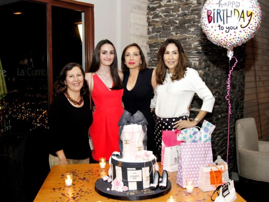 Fiesta para celebrar los 15 años de Paola Isaias