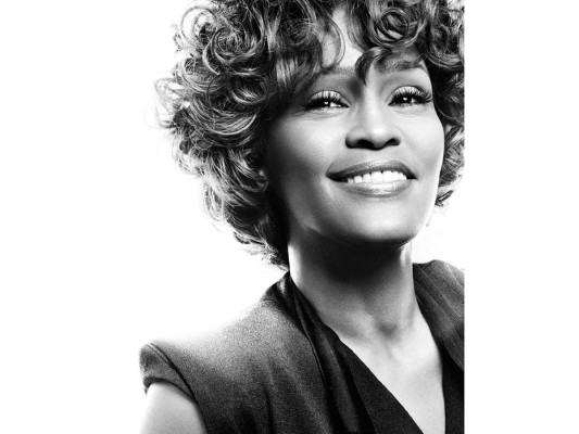 Whitney Houston. La reina negra del pop de los 80 y los 90, murió a los 48 años. La cantante fue encontrada sin vida por uno de sus colaboradores en la bañera de su habitación en un hotel de Beverly Hills.
