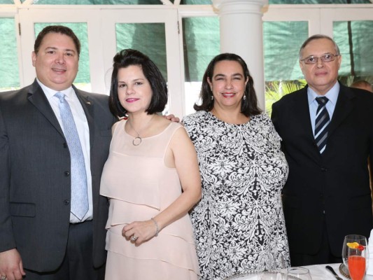 Javier y Viviana Guevara bautizan a su hija Ariana Sofía