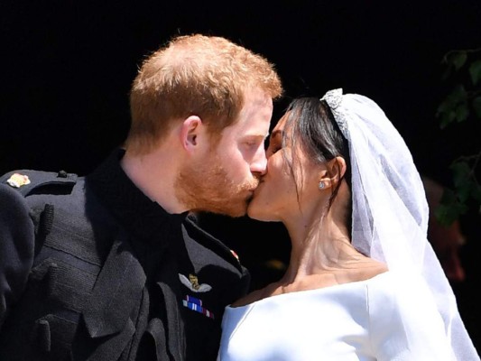 El primer beso de Meghan Markle y el principe Harry como esposos