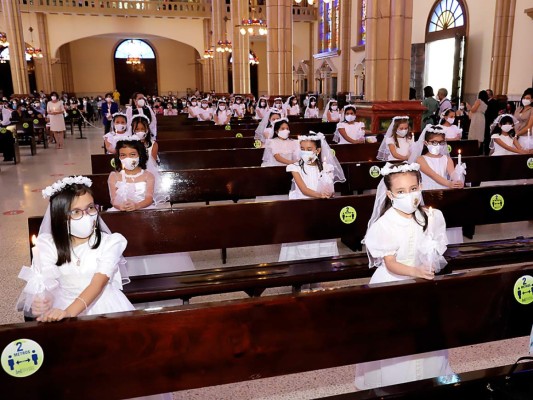 Alumnos de la Macris School reciben su primera comunión