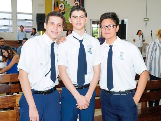 Estudiantes de la escuela Santa María del Valle celebran confirmación