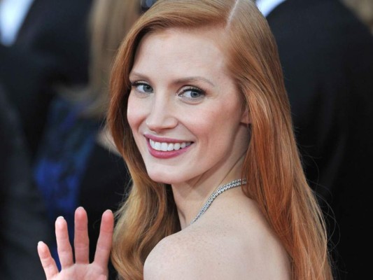 Esconde tus encías. Jessica Chastain comentó en una entrevista para InStyle que una amiga le había dado un truco maravilloso para tomarse fotos. “Me dijo que dejase la lengua detrás de los dientes al sonreír, para evitar que las encías se muestren por completo”. Reveló Chastain <br/>