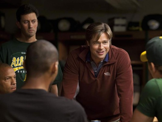 4. MONEYBALL (2011) Este aclamado filme está basado en la historia real de Billy Beane (Brad Pitt), una ex-estrella del béisbol que se dedica a dirigir equipos. Al comienzo de la temporada 2002, los Oakland Athletics, el equipo que Billy dirigía, perdió una vez más a sus mejores jugadores a manos de los clubes grandes y encima tiene que reconstruirlo con sólo un tercio del presupuesto. Perseverante, innovador, sin miedo a arriesgarse y con visión futurista, pone en práctica el método Moneyball, programa que consiste en construir un equipo competitivo con menos recursos económicos que la mayoría de los equipos de las Grandes Ligas y empleando métodos estadísticos por ordenador para coordinar a los jugadores. Disponible en Netflix<br/>