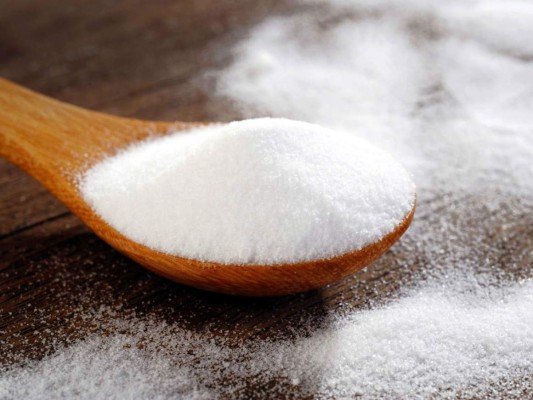 6. BICARBONATO DE SODIO. Seguro ya lo has escuchado. Usar bicarbonato de sodio para cepillarse los dientes ayuda a reducir la acidez de la boca, evitando que las bacterias proliferen en la lengua. También puedes probar hacer gárgaras con bicarbonato de sodio disuelto en agua caliente. Te sorprenderán los resultados.