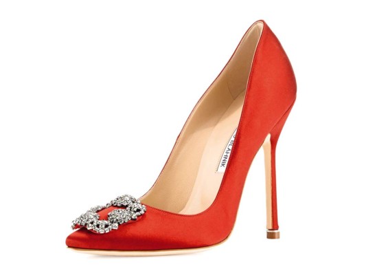 Elaborado de satén con cristales incrustados,hebilla cuadrada de Manolo Blahnik