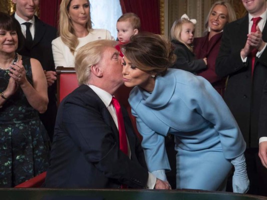 Donald Trump besa a su esposa Melania en el Capitolio