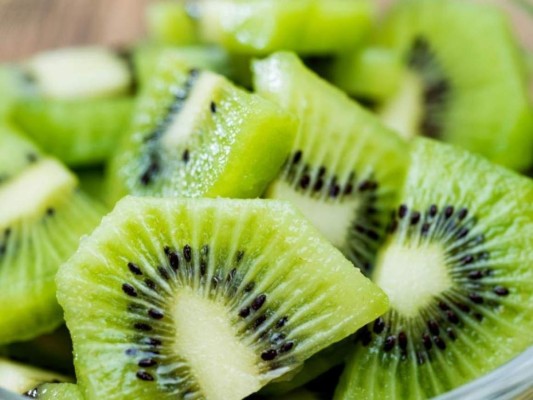 Kiwi<br/>Esta fruta originaria de China, tiene propiedades que ayudan al sistema digestivo y es una gran aliada para adelgazar.