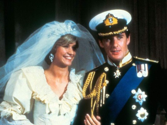 Caroline Bliss fue la primera en interpretar a la princesa del pueblo. Ella protagonizó a Diana en ''Charles & Diana: A Royal Love Story', una película de televisión producida por ABC en 1982 que narra de la historia detrás de la boda de los príncipes de Gales.