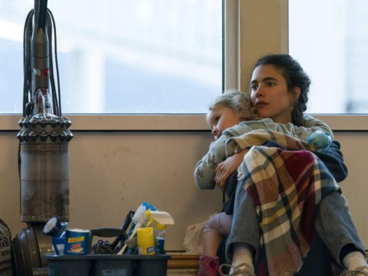 MAID (NETFLIX)<br/>La protagonista es una madre soltera que quiere seguir adelante. Se enfrenta a un sin fin de problemas y nos hace ver la realidad de trabajar para la clase media alta de los Estados Unidos. La historia es inspirada en la vida real de Stephanie Land, quien tenía el sueño de abandonar su ciudad natal para perseguir sus sueños de ir a la universidad y convertirse escritora. ¡Ojo! Que está nominada al Golden Globe 2022.<br/>